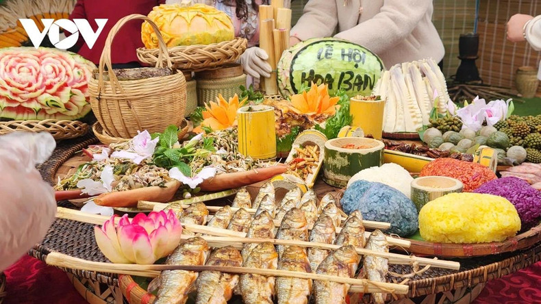 Les plats traditionnels de l’ethnique Thai, riches en identité ethnique, attirent toujours les visiteurs d'ici et d'ailleurs. Les plats traditionnels de l’ethnique Thai, riches en identité ethnique, attirent toujours les visiteurs d'ici et d'ailleurs.