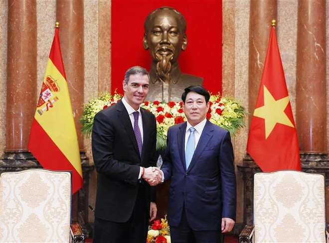 Le président Luong Cuong (droite) reçoit le Premier ministre espagnol Pedro Sánchez. Photo: VNA. Le président Luong Cuong (droite) reçoit le Premier ministre espagnol Pedro Sánchez. Photo: VNA.