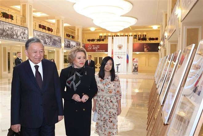 Le secrétaire général du Parti communiste du Vietnam, To Lam, et la présidente du Conseil de la Fédération de Russie, Valentina Matvienko, visitent une exposition de photos sur les relations entre les deux pays en marge de leur rencontre le 9 mai. Photo : VNA.