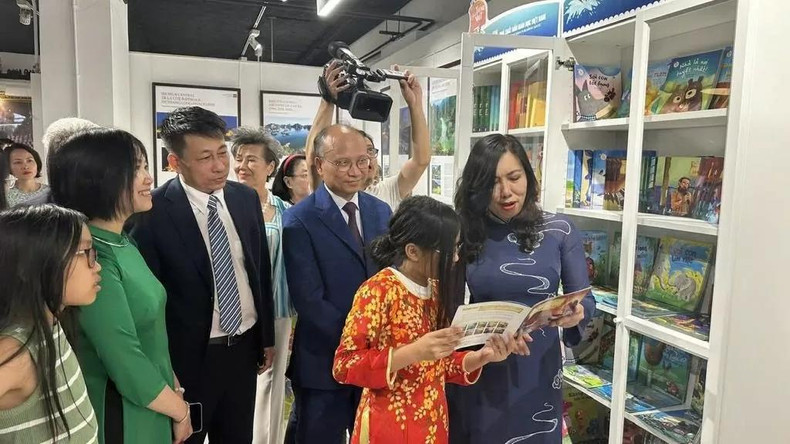 Ouverture de la bibliothèque de la langue vietnamienne au Centre culturel vietnamien à Paris. Photo : baoquocte.vn Ouverture de la bibliothèque de la langue vietnamienne au Centre culturel vietnamien à Paris. Photo : baoquocte.vn