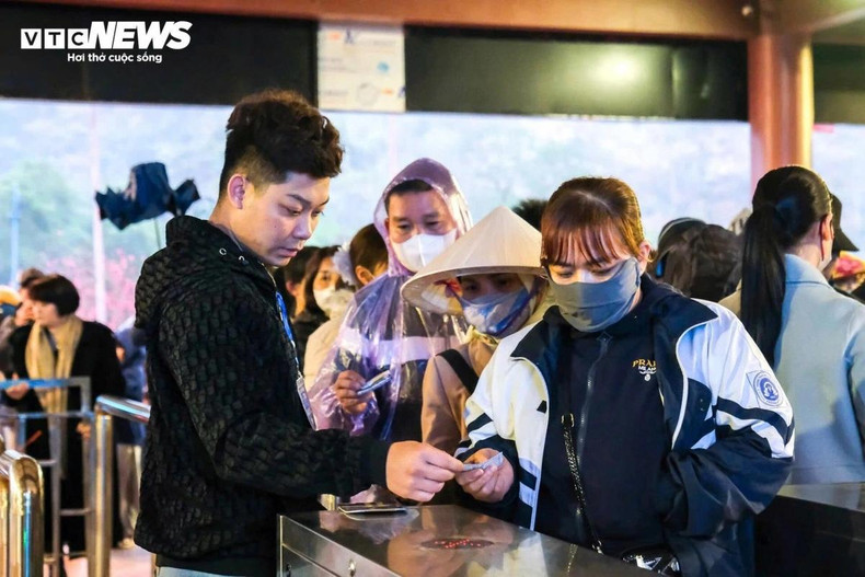 Le prix du billet, y compris le droit d’entrée et le service de transport par bateau, est de 230 000 dôngs pour les adultes et de 65 000 dôngs pour les enfants. Le prix du billet, y compris le droit d’entrée et le service de transport par bateau, est de 230 000 dôngs pour les adultes et de 65 000 dôngs pour les enfants.