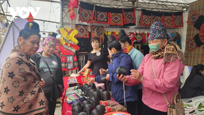 Les touristes, mais aussi les habitants, apprécient les produits exposés. Les touristes, mais aussi les habitants, apprécient les produits exposés.