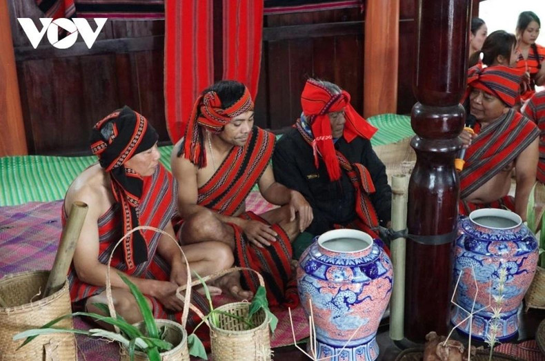 Les habitants peuvent déguster divers alcools locaux lors de la Fête.