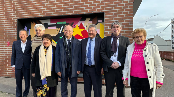 Une photo de souvenir de Madame Hélène Luc avec les membres de l'AAFV. Photo : VNA Une photo de souvenir de Madame Hélène Luc avec les membres de l'AAFV. Photo : VNA