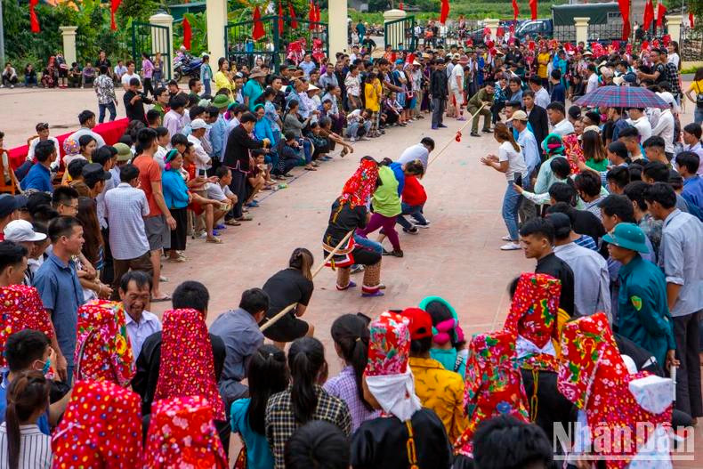 L’ambiance palpitante lors de la compétition de tir à la corde entre villages. L’ambiance palpitante lors de la compétition de tir à la corde entre villages.