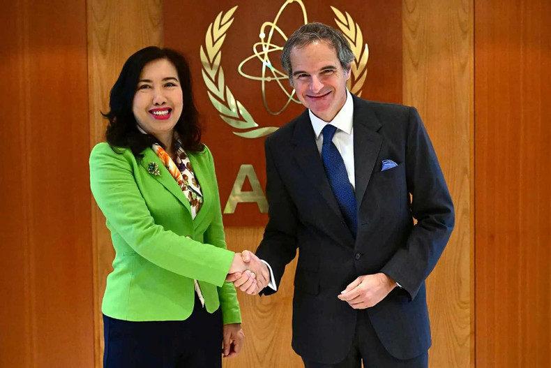 La vice-ministre Le Thi Thu Hang (à gauche) et le directeur général de l'AIEA, Rafael Mariano Grossi. Photo : baoquocte.vn La vice-ministre Le Thi Thu Hang (à gauche) et le directeur général de l'AIEA, Rafael Mariano Grossi. Photo : baoquocte.vn