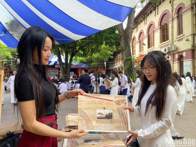 Le journal Nhân Dân a offert 500 exemplaires de sa publication spéciale sur la campagne Hô Chi Minh aux enseignants et aux élèves du lycée Tran Phu. Photo : NDEL
