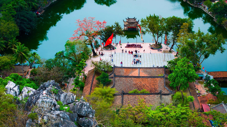 Non seulement c'est un lieu pittoresque célèbre dans le Nord, mais la pagode Thay est également un bien architectural et artistique avec des sculptures et des statues typiques.