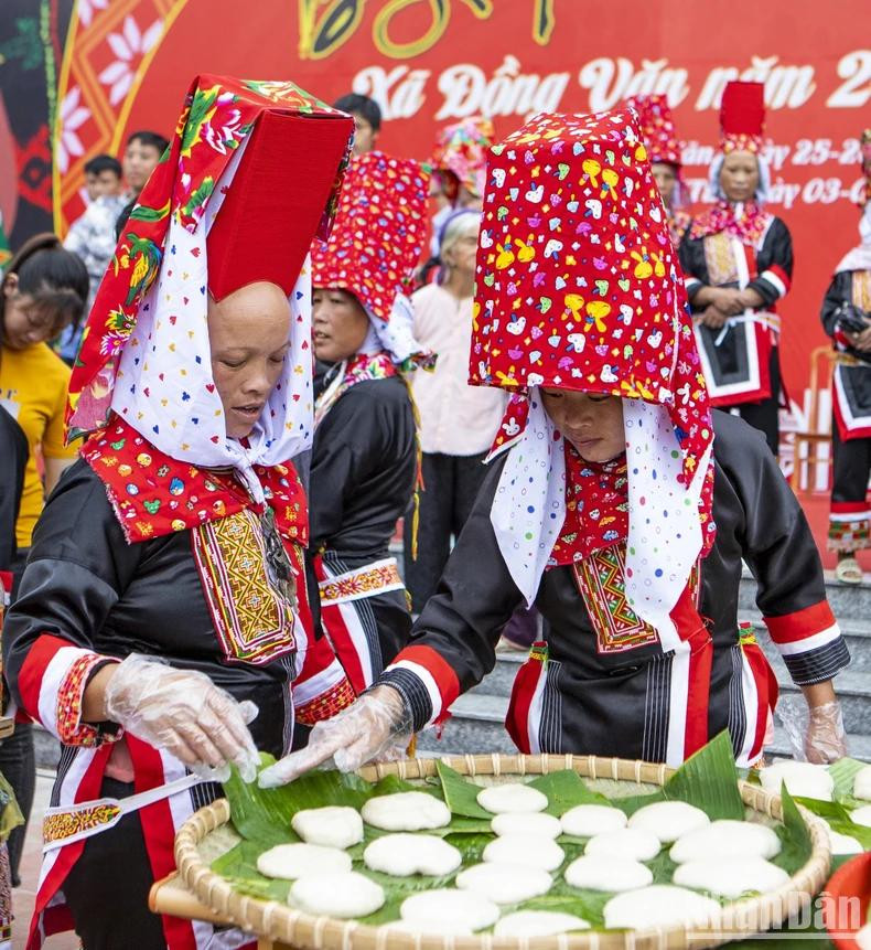 Les gâteaux de riz gluant, symbole d'abondance et d'unité lors de la Fête « Kiêng gio ». Les gâteaux de riz gluant, symbole d'abondance et d'unité lors de la Fête « Kiêng gio ».