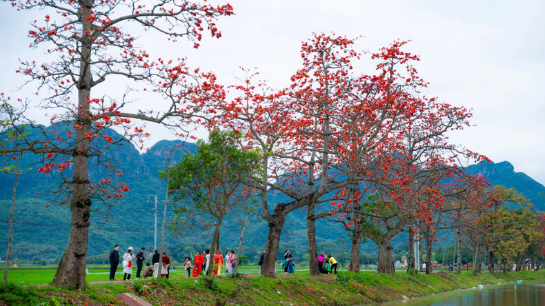 En plus de la pagode Huong, le district est également célèbre pour le lac Quan Son, considéré comme la « baie d'Ha Long terrestre de Hanoi ».