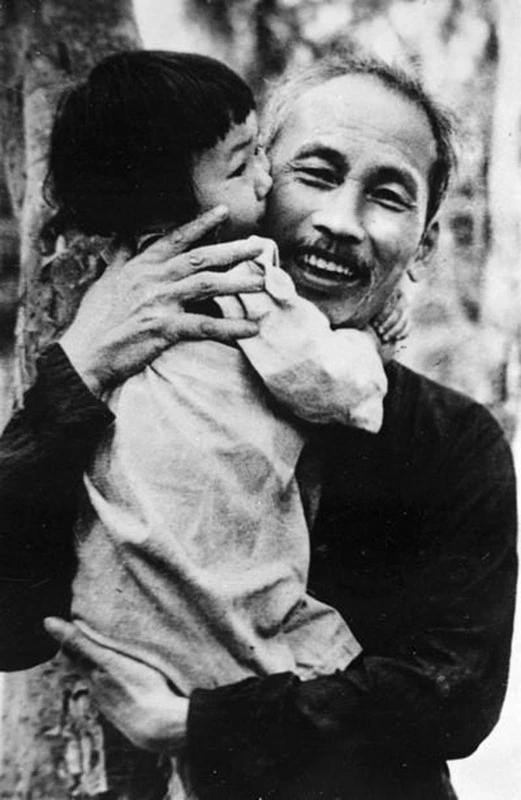 En 1950, dans le Viet Bac, l’Oncle Hô a manifesté beaucoup d’affection envers les enfants. Photo d'archives : VNA
