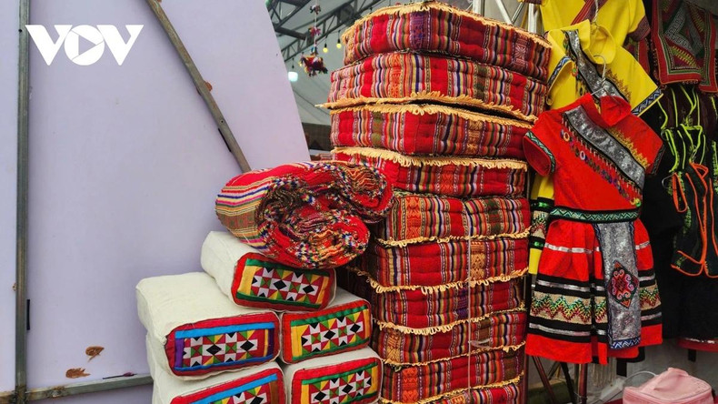 Des oreillers, des foulards et des coussins, soigneusement confectionnés et colorés, sont présentés aux visiteurs. Des oreillers, des foulards et des coussins, soigneusement confectionnés et colorés, sont présentés aux visiteurs.