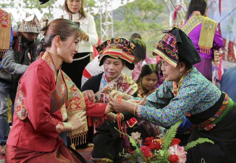 Ce rituel démontre la solidarité, l’unité et l’amour entre les membres de la communauté.