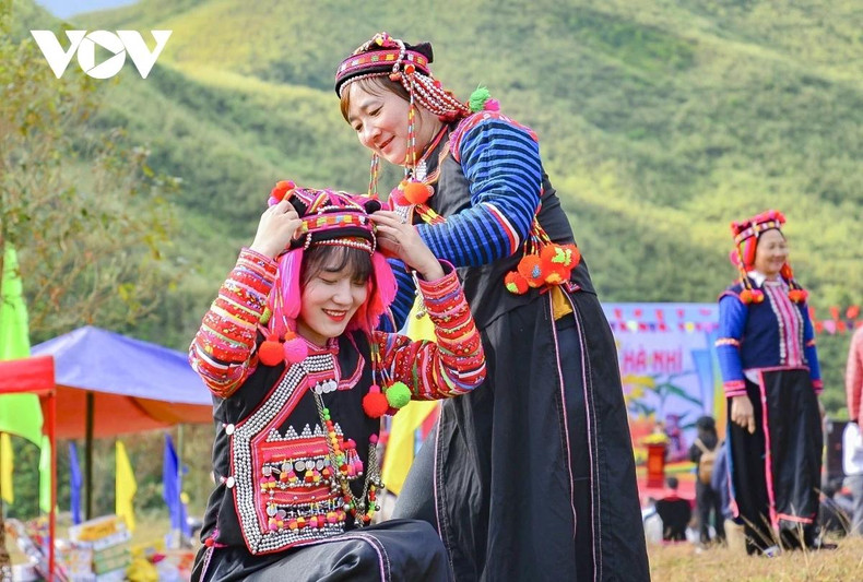 Les femmes plus âgées et expérimentées tentent également de transmettre cette compétence afin que l’identité ethnique ne soit pas perdue. Photo : VOV