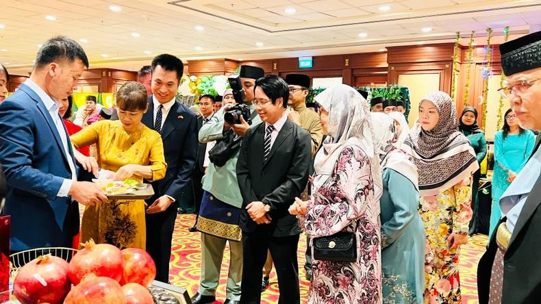 La princesse Hajah Masna découvre le « bun cha » vietnamien lors d’un événement organisé par le ministère des Affaires étrangères du Brunei. Photo : NDEL La princesse Hajah Masna découvre le « bun cha » vietnamien lors d’un événement organisé par le ministère des Affaires étrangères du Brunei. Photo : NDEL
