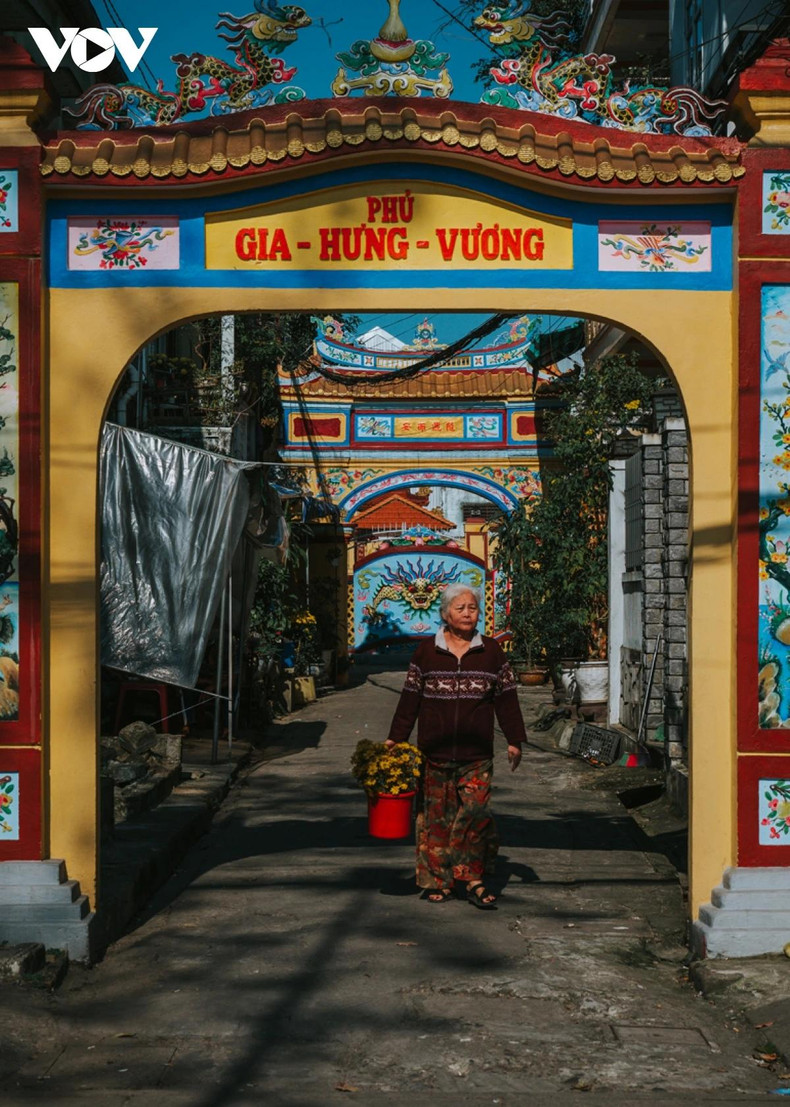 L’ancienne rue de Bach Dang n'est pas seulement une rue ordinaire, mais aussi un témoin historique, témoin des hauts et des bas de la ville de Huê à travers les âges. Les anciennes maisons ici ont été construites durant la dynastie Nguyên, avec une architecture unique, combinant le style vietnamien traditionnel et l'architecture française. L’ancienne rue de Bach Dang n'est pas seulement une rue ordinaire, mais aussi un témoin historique, témoin des hauts et des bas de la ville de Huê à travers les âges. Les anciennes maisons ici ont été construites durant la dynastie Nguyên, avec une architecture unique, combinant le style vietnamien traditionnel et l'architecture française.