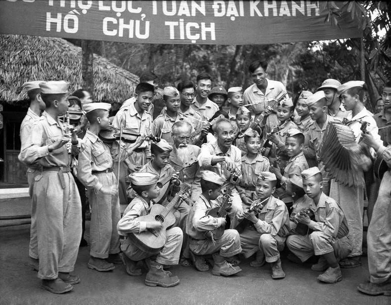 Le 19 mai 1950, à l’occasion de son 60e anniversaire, le Président Hô Chi Minh a reçu les vœux d’anniversaire de la troupe artistique pour enfants de l’interzone X ainsi que de la troupe de jeunes soldats, dans la base de résistance du Viet Bac. Photo d'archives : VNA