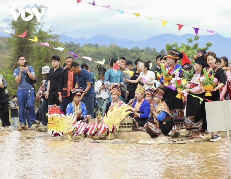 Après avoir demandé de l'eau aux maisons autour du village, tout le monde se rendra ensemble au ruisseau pour effectuer le rituel d'offrande de sacrifices et d'invitation au génie du ruisseau.