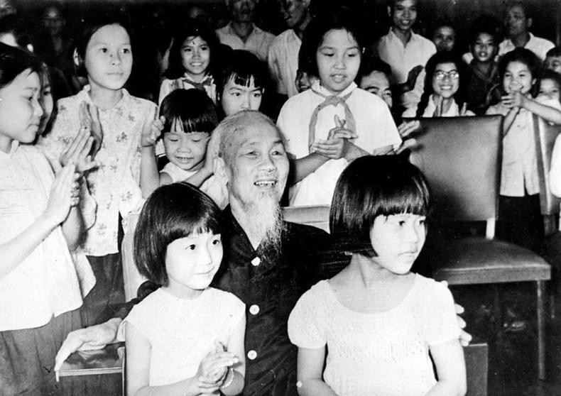 Le 1er juin 1969, les enfants de la capitale se sont rassemblés autour de l’Oncle Hô pour célébrer la fête de l’enfance. Photo d'archives : VNA