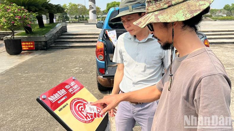 Les touristes peuvent utiliser leur téléphone pour interagir avec les panneaux équipés de puces NFC, en vue de valider leur visite, de conserver des photos personnelles et de recevoir des informations utiles sur les sites, monuments ou destinations. Photo : NDEL
