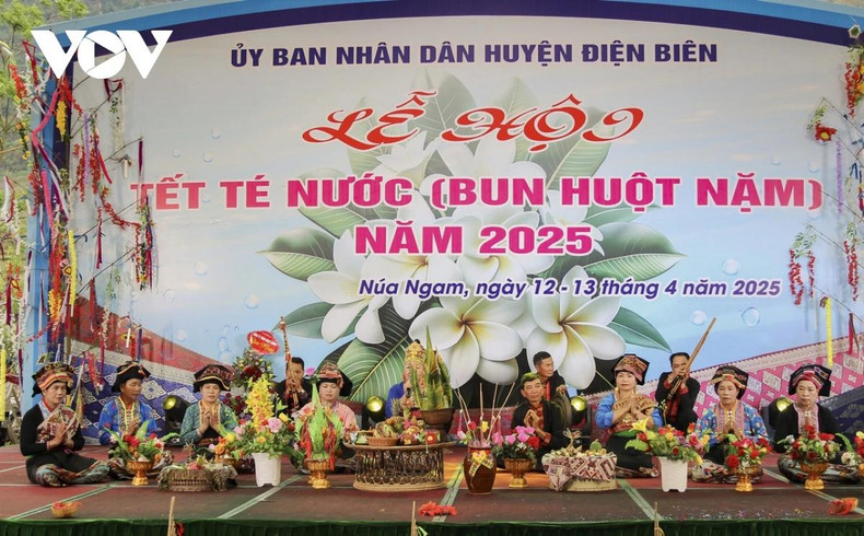 Il s'agit d'une cérémonie spirituelle typique de l’ethnie Lao, exprimant sa gratitude envers les ancêtres, le ciel et la terre, priant pour une nouvelle année paisible et de bonnes récoltes.