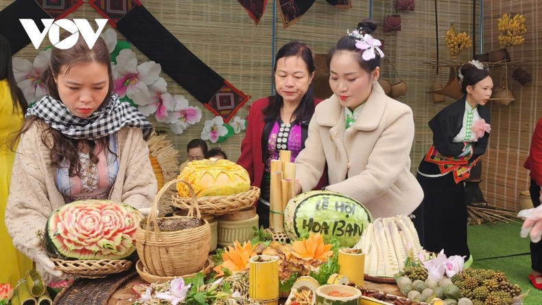 Le concours de présentation et d'explication des mets met en valeur la culture culinaire unique du groupe ethnique thaïlandais de Son La. Le concours de présentation et d'explication des mets met en valeur la culture culinaire unique du groupe ethnique thaïlandais de Son La.