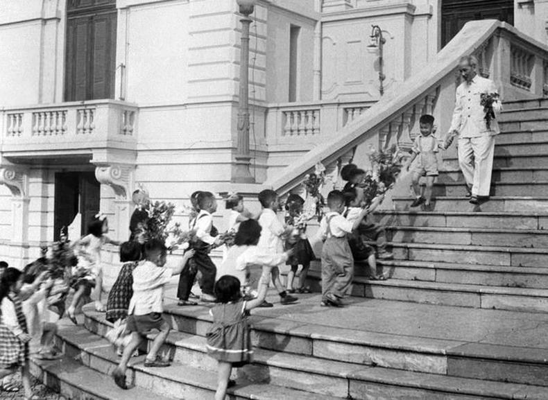 En 1961, à l’occasion de la fête de la Mi-automne, le Président Hô Chi Minh a accueilli des enfants au Palais présidentiel. Photo d'archives : VNA