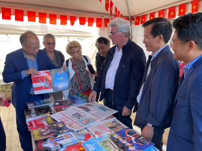 Madame Hélène Luc visite le stand du journal Nhan Dan à une Fête de l’Humanité. Photo : VNA Madame Hélène Luc visite le stand du journal Nhan Dan à une Fête de l’Humanité. Photo : VNA
