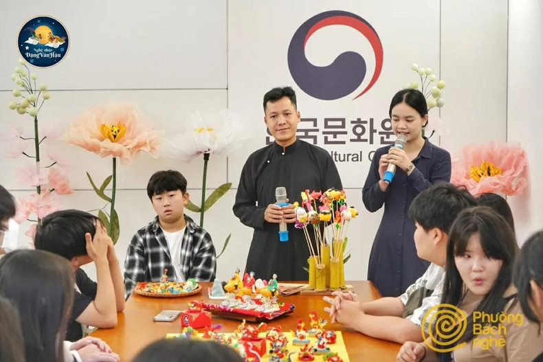 Dang Van Hau (au centre) lors d’un atelier. Photo : baoquocte.vn Dang Van Hau (au centre) lors d’un atelier. Photo : baoquocte.vn