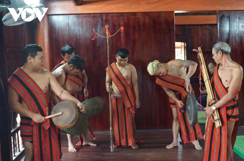 La Fête Aza Koonh représente une partie unique des pratiques culturelles du groupe ethnique Pa Cô, les membres de la communauté se réunissant pour prier pour une récolte abondante et une bonne santé pour la nouvelle année.