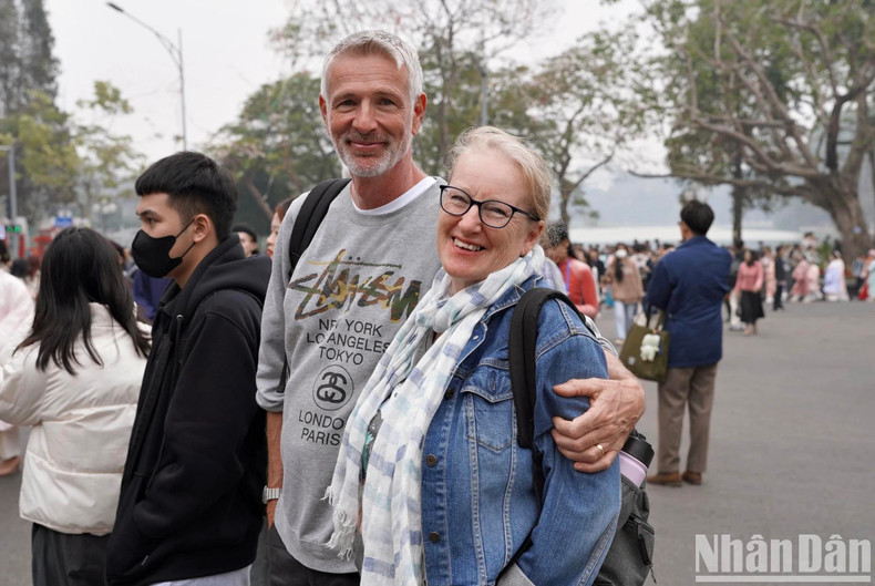 Arrivés à Hanoi pour un tour de 3 jours, Richard et Cheryl, des touristes britanniques, ont exprimé leur surprise et leur enthousiasme lorsqu’ils ont rejoint la foule de personnes portant des costumes vietnamiens dans les rues. « Dans les costumes multicolores, j’ai vu une joie pure, tant chez les artistes que chez le public », ont-ils déclaré. « Magnifiques et spectaculaires, les costumes étaient époustouflants et nous avons vu que les gens étaient tous joyeux ».