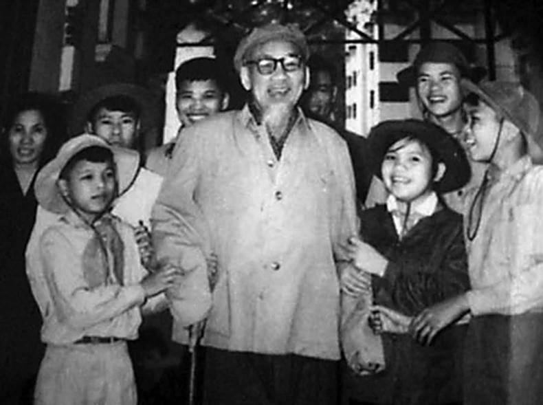 Le 13 février 1969, l’Oncle Hô a rencontré des enfants du sud, membres d’une délégation de jeunes héros venus visiter le Nord. Photo d'archives : VNA