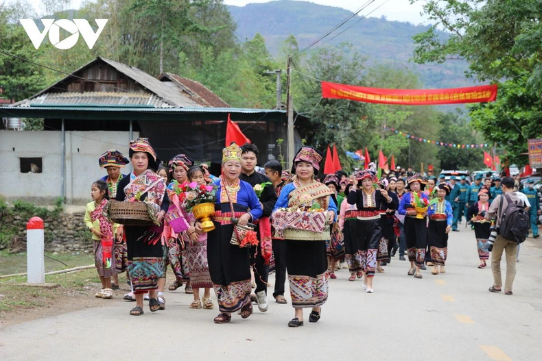 Au fil des années, Bun Huot Nam a dépassé le cadre d'une Fête ethnique, devenant une destination culturelle et touristique attrayante à Dien Bien. L'événement attire non seulement les locaux mais accueille également un grand nombre de touristes, contribuant à promouvoir l'image du peuple et du pays de Dien Bien avec sa riche identité culturelle de groupes ethniques.