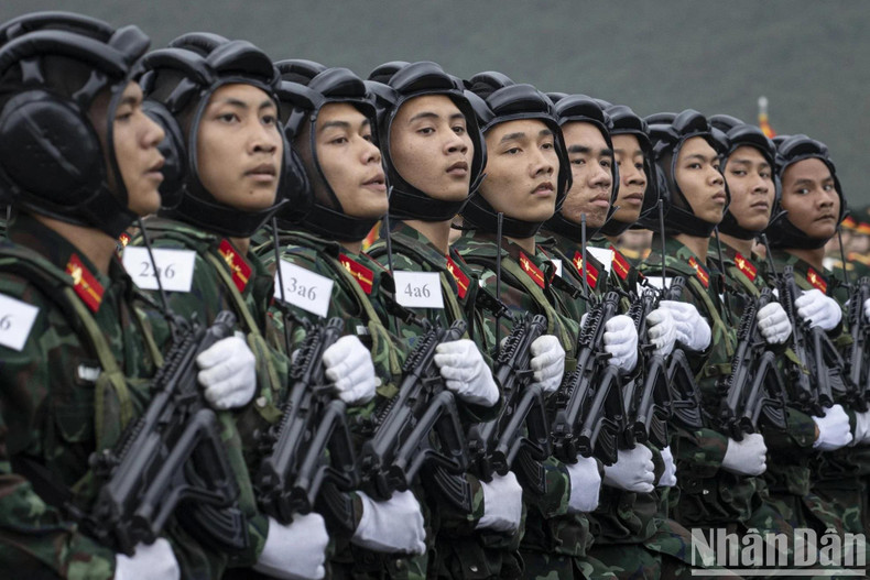 Des soldats blindés lors d'une séance d’entraînement conjointe des forces militaires et de milice participant au défilé pour célébrer le 50e anniversaire de la Libération du Sud et de la Réunification nationale (30 avril 1975 - 30 avril 2025), le 13 mars 2025 au Centre national de formation militaire 4 (Hanoï). Photo : NDEL. Des soldats blindés lors d'une séance d’entraînement conjointe des forces militaires et de milice participant au défilé pour célébrer le 50e anniversaire de la Libération du Sud et de la Réunification nationale (30 avril 1975 - 30 avril 2025), le 13 mars 2025 au Centre national de formation militaire 4 (Hanoï). Photo : NDEL.