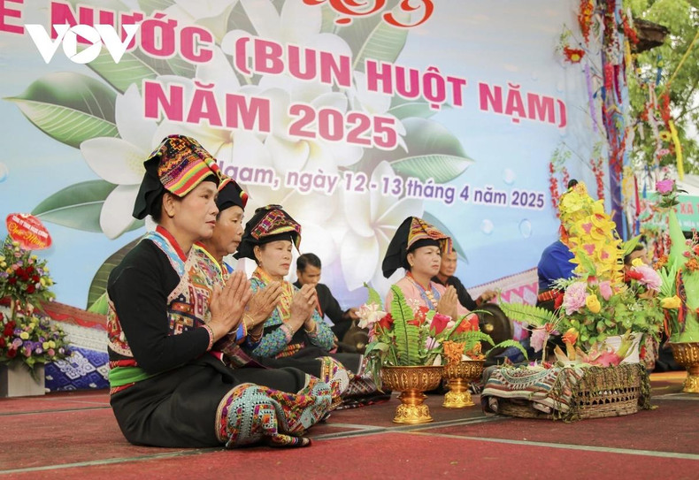 Vient ensuite la cérémonie du Baci pour porter chance. Chaque fil représente un bon souhait.