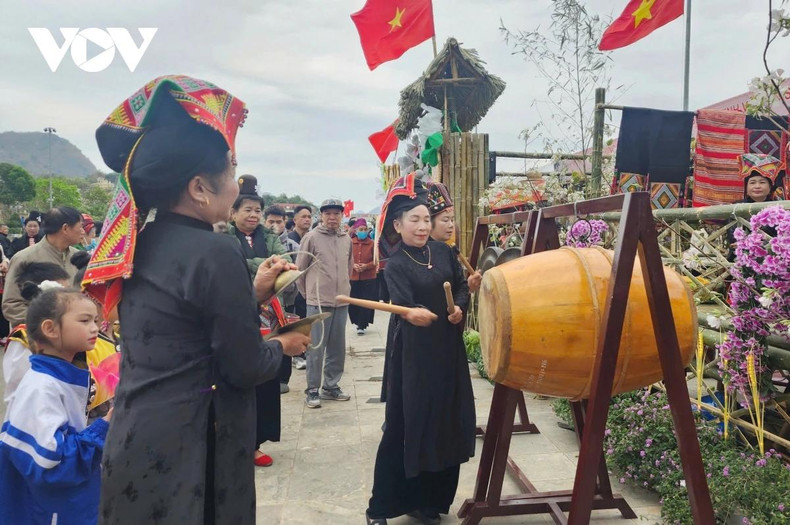 Le son des tambours et des gongs résonne, invitant les visiteurs à explorer les camps culturels et à participer au Festival des fleurs de Ban. Le son des tambours et des gongs résonne, invitant les visiteurs à explorer les camps culturels et à participer au Festival des fleurs de Ban.