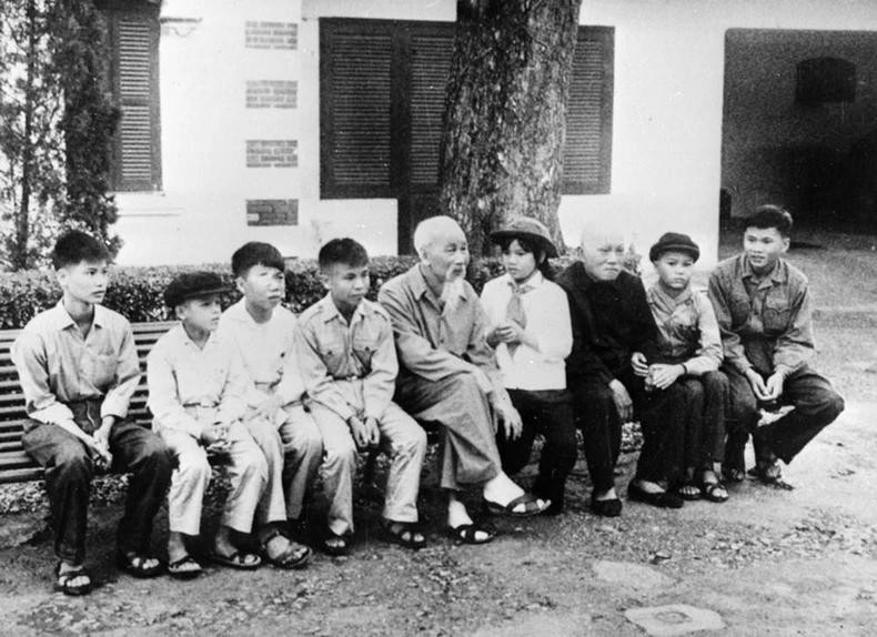 En février 1969, il a également reçu des enfants du sud, reconnus comme de jeunes combattants ayant combattu les Américains, lors de leur visite au Nord. Photo d'archives : VNA
