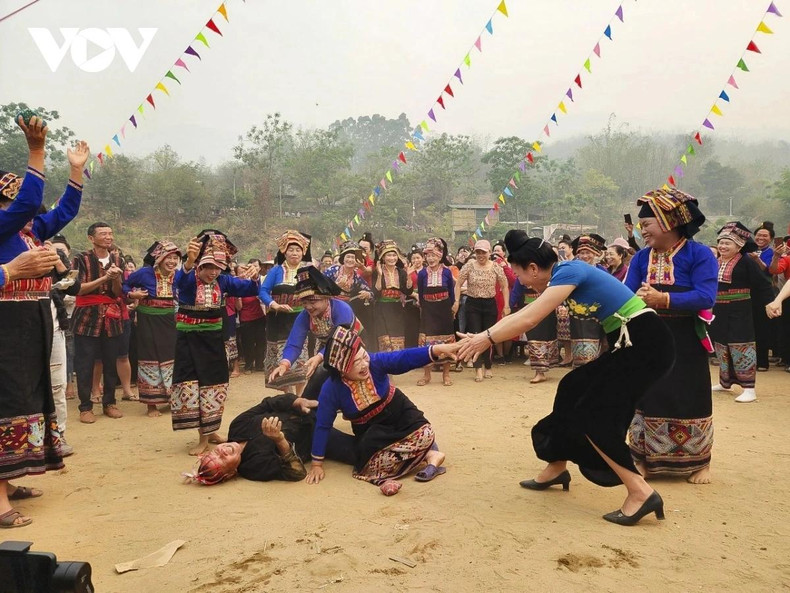 L'atmosphère du festival se poursuit également avec des jeux folkloriques uniques tels que : « La tortue fait éclore des œufs », « Le tigre bondit sur les cochons » ... Tout le monde se joint à la danse, au chant, à la dégustation de plats traditionnels à l'identité riche, créant ainsi une image culturelle vivante, proche et riche.