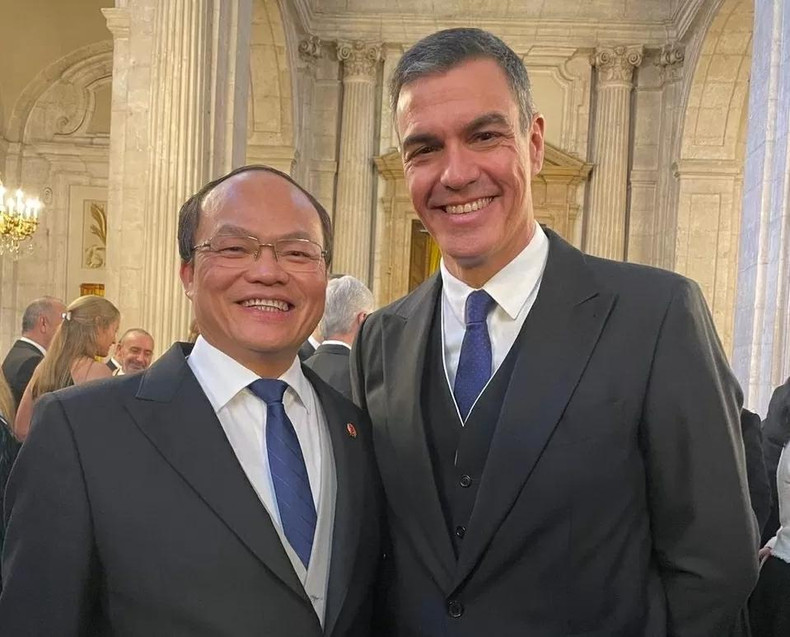 L'ambassadeur Doan Thanh Song et le Premier ministre espagnol Pedro Sanchez (à droite) lors d'un événement dans la capitale Madrid. Photo : baoquocte.vn L'ambassadeur Doan Thanh Song et le Premier ministre espagnol Pedro Sanchez (à droite) lors d'un événement dans la capitale Madrid. Photo : baoquocte.vn