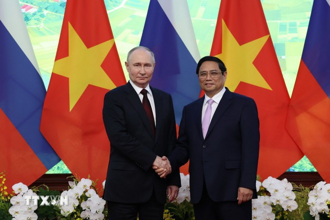Le Premier ministre Pham Minh Chinh (droite) et le président russe Vladimir Poutine, en visite d'État au Vietnam le 20 juin 2024. Photo: VNA