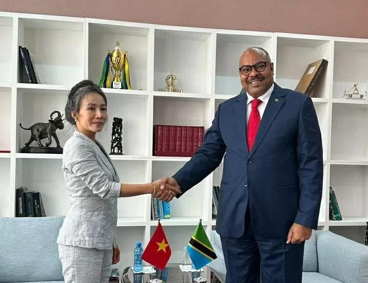 L'ambassadrice Vu Thanh Huyen rencontre avec le ministre tanzanien des Affaires étrangères et de la Coopération est-africaine Mahmoud Thabit Kombo. Photo : baoquocte.vn