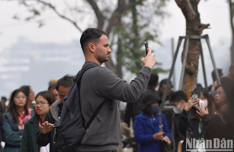 En se promenant dans les rues lors de son voyage à Hanoi, Alban, un touriste italien, a été vraiment étonné, car c’était la première fois qu’il voyait autant de costumes traditionnels vietnamiens : « La première impression a été excellente, car j’avais beaucoup entendu parler des Vietnamiens et de la culture vietnamienne, mais le voir et le vivre directement ici est vraiment incroyable, tellement merveilleux. La décision de venir au Vietnam était donc un très bon choix, et je suis très heureux d’avoir choisi de venir ici ».