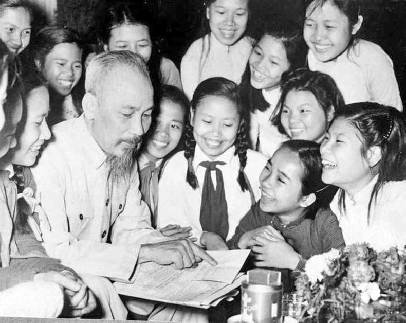 Le 19 mai 1956, des élèves du lycée Trung Vuong (Hanoï) sont venus lui présenter leurs vœux pour son anniversaire. Photo d'archives : VNA