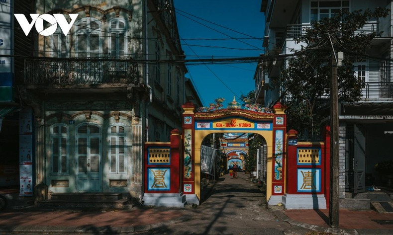 Avec une combinaison harmonieuse de paysage naturel et de valeurs historiques et culturelles, l’ancienne rue de Bach Dang est une destination à ne pas manquer lors de votre visite dans la ville de Huê, offrant aux visiteurs des expériences inoubliables d'une terre riche en traditions et en poésie. Avec une combinaison harmonieuse de paysage naturel et de valeurs historiques et culturelles, l’ancienne rue de Bach Dang est une destination à ne pas manquer lors de votre visite dans la ville de Huê, offrant aux visiteurs des expériences inoubliables d'une terre riche en traditions et en poésie.