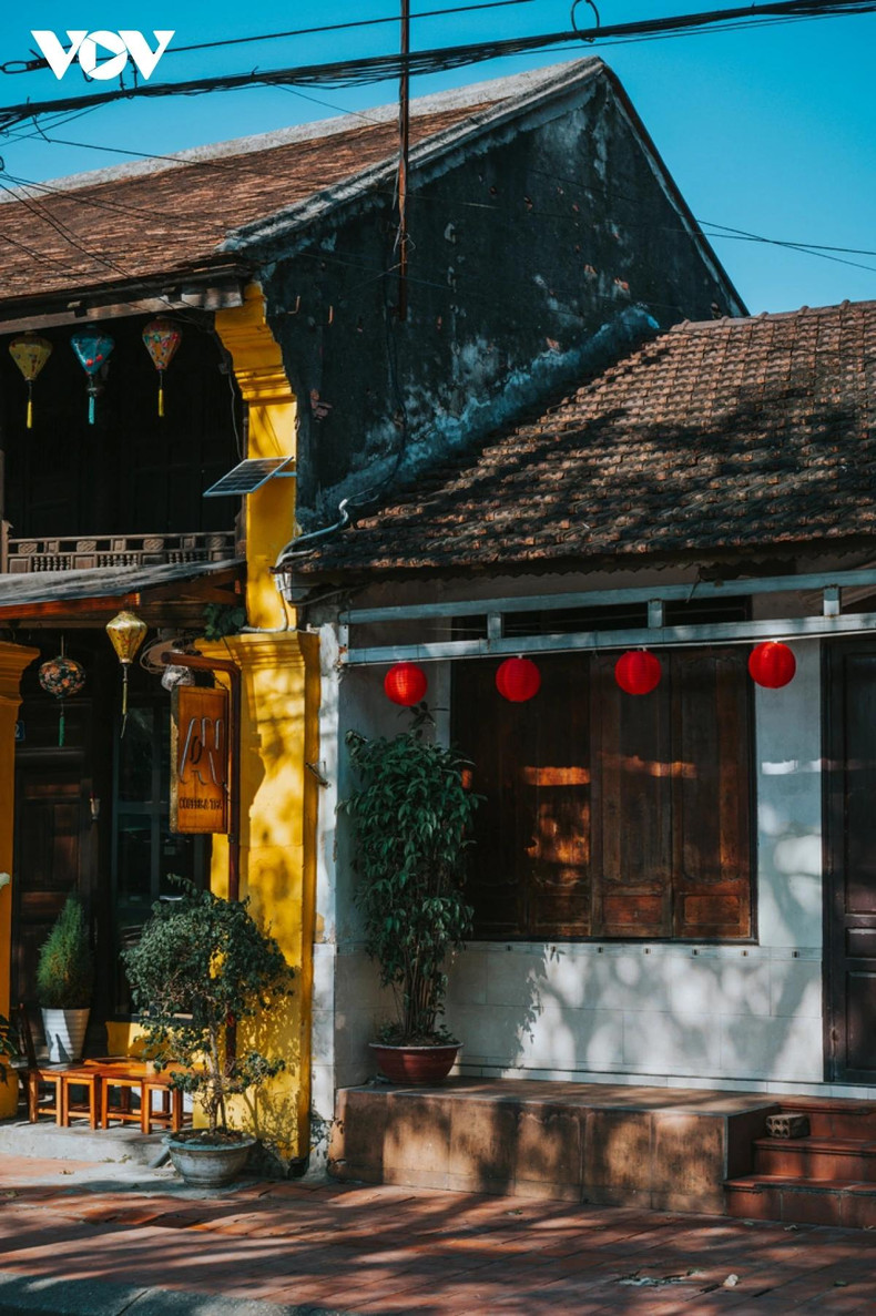 De nombreuses maisons de la rue Bach Dang conservent encore leur architecture ancienne. De nombreuses maisons de la rue Bach Dang conservent encore leur architecture ancienne.