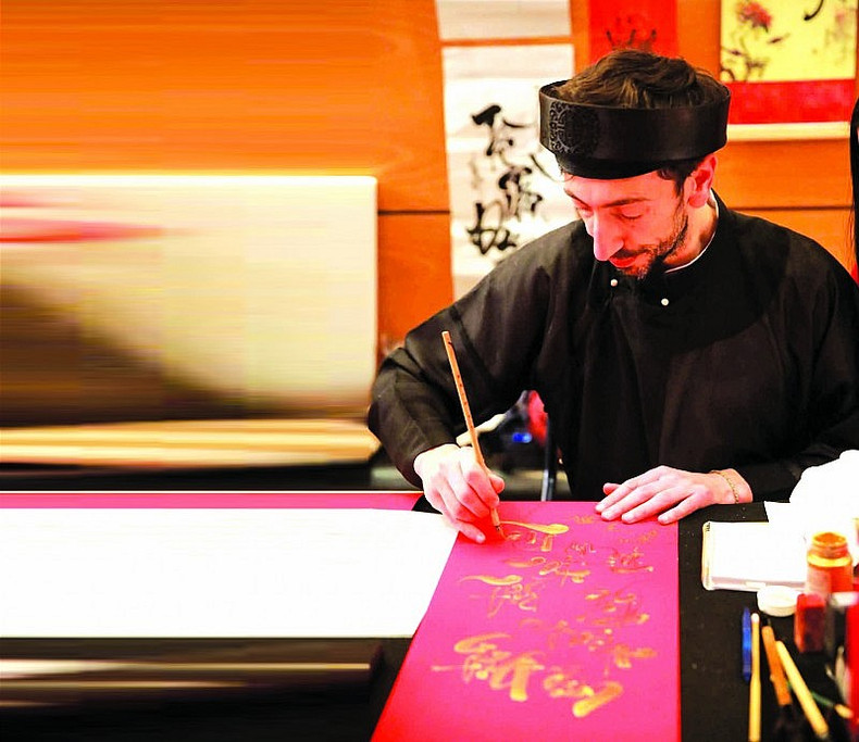 Captivé par la calligraphie, Jean Sébastien a décidé d’apprendre cette forme d’art. Photo : thoidai.com.vn
