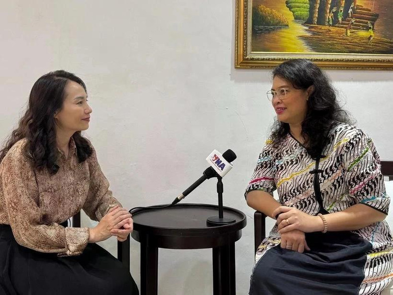 La professeure agrégée et docteure Dinna Prapto Raharja (droite), conseillère politique principale à Synergy Policies, lors de l'interview. Photo : VNA. La professeure agrégée et docteure Dinna Prapto Raharja (droite), conseillère politique principale à Synergy Policies, lors de l'interview. Photo : VNA.