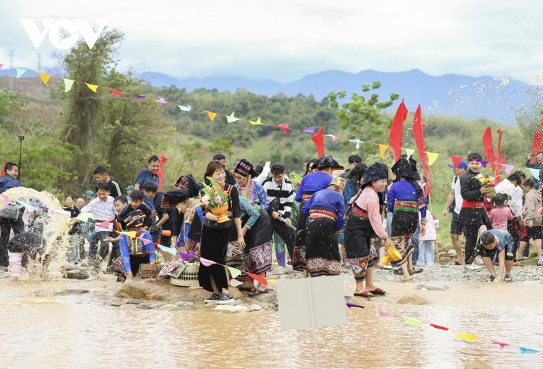 Le moment le plus attendu - la cérémonie d’éclaboussures d’eau pour porter chance - s’est déroulé dans une atmosphère excitante et jubilatoire. Les gens s'aspergent d'eau les uns les autres pour souhaiter une nouvelle année paisible, pour dissiper la malchance et pour apporter chance et fortune à tout le monde.