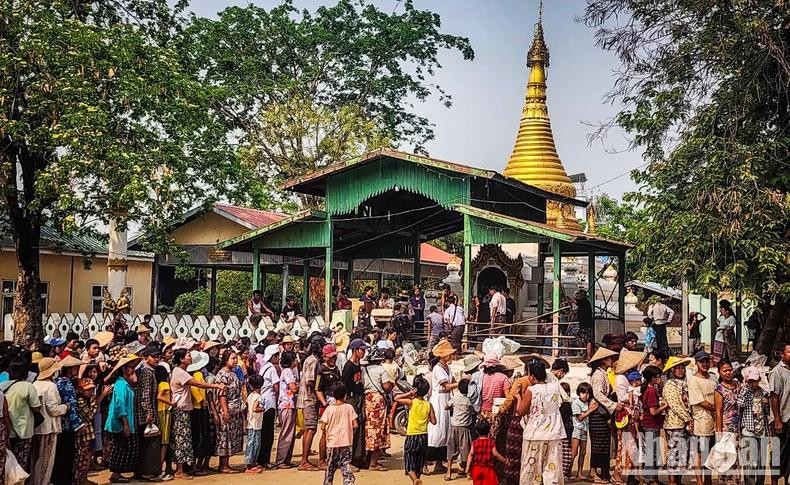 Des gens font la queue pour recevoir des fournitures dans le village de Sagaing, province de Sagaing, Myanmar. Photo : NDEL.