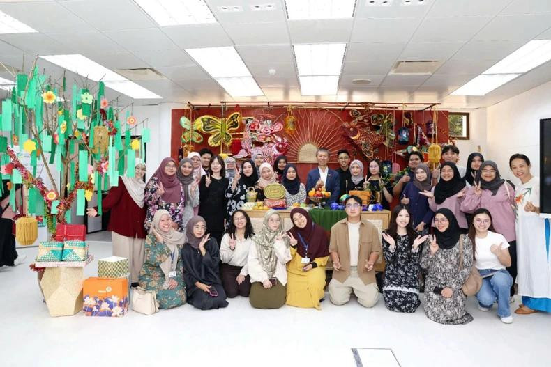 Le festival de la langue et de la culture vietnamiennes organisé à l'UBD en octobre 2024 a attiré une grande participation d'étudiants brunéiens. Photo : NDEL Le festival de la langue et de la culture vietnamiennes organisé à l'UBD en octobre 2024 a attiré une grande participation d'étudiants brunéiens. Photo : NDEL